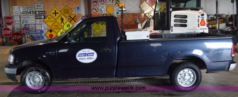 image for item J7984 2000 Ford F150 XL pickup truck