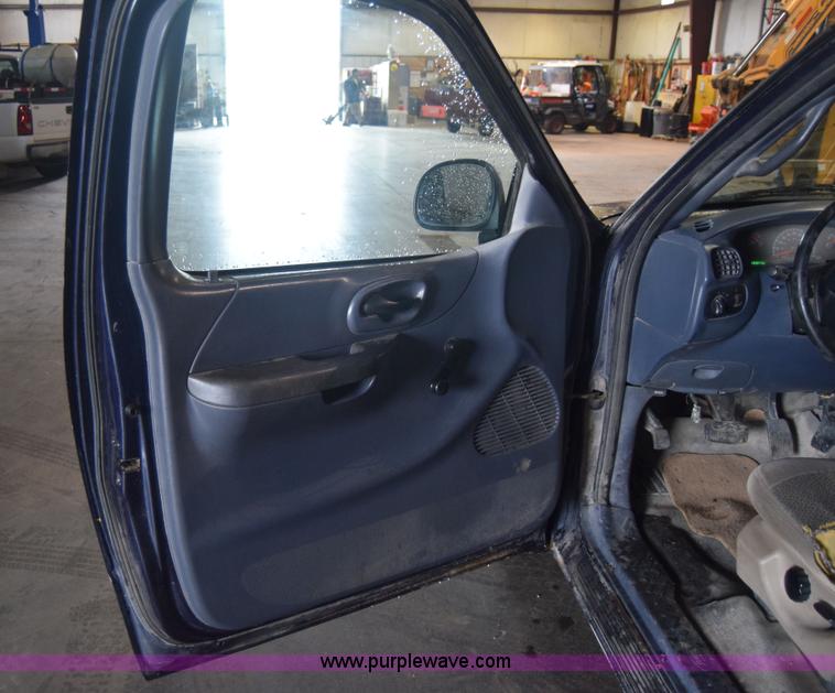 image for item J7984 2000 Ford F150 XL pickup truck