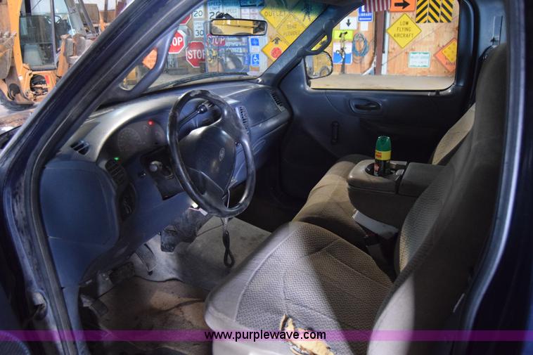 image for item J7984 2000 Ford F150 XL pickup truck