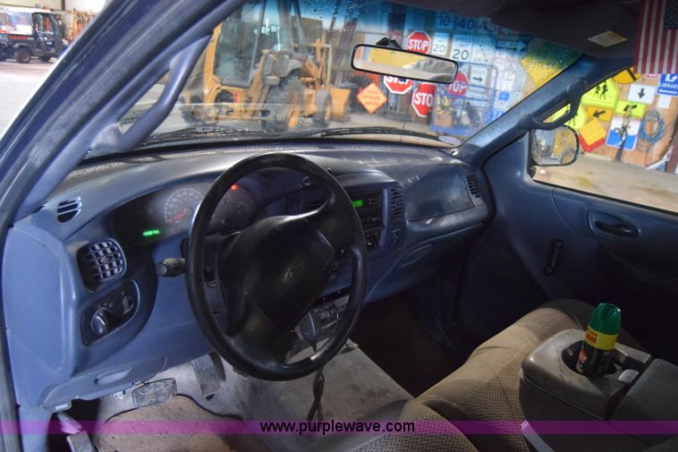 image for item J7984 2000 Ford F150 XL pickup truck