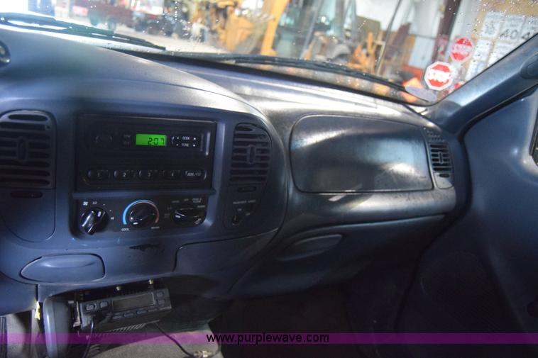 image for item J7984 2000 Ford F150 XL pickup truck