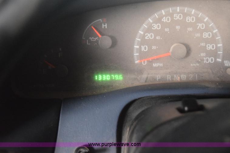 image for item J7984 2000 Ford F150 XL pickup truck