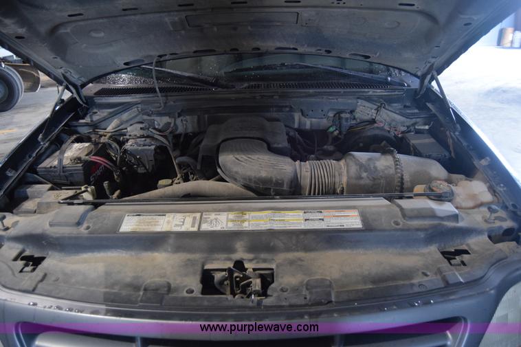 image for item J7984 2000 Ford F150 XL pickup truck