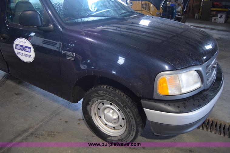 image for item J7984 2000 Ford F150 XL pickup truck