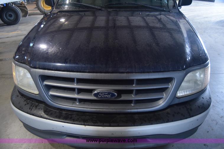image for item J7984 2000 Ford F150 XL pickup truck