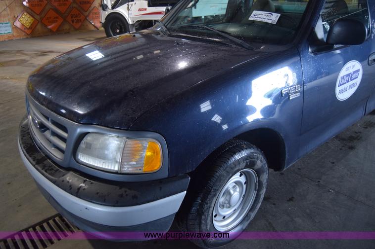 image for item J7984 2000 Ford F150 XL pickup truck