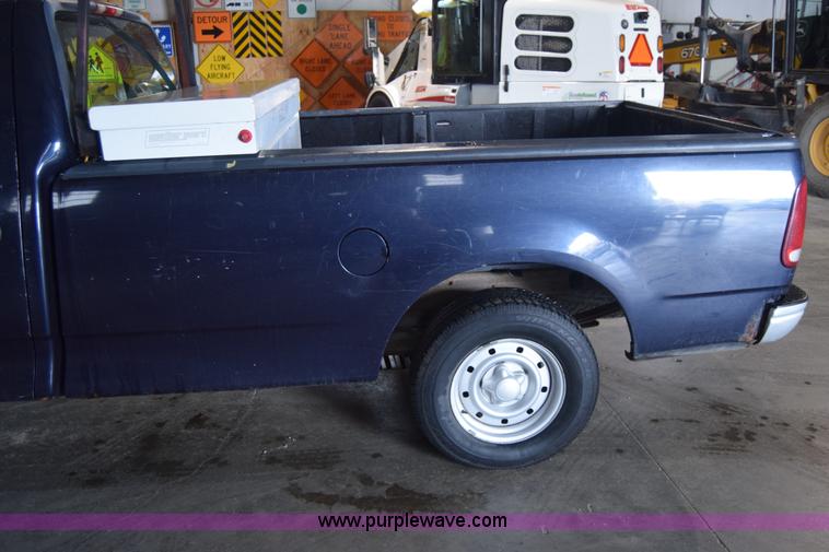 image for item J7984 2000 Ford F150 XL pickup truck