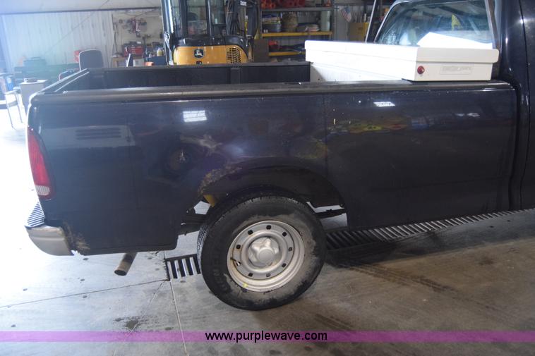 image for item J7984 2000 Ford F150 XL pickup truck