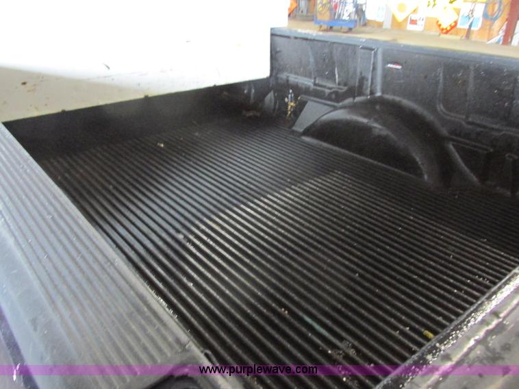 image for item J7984 2000 Ford F150 XL pickup truck