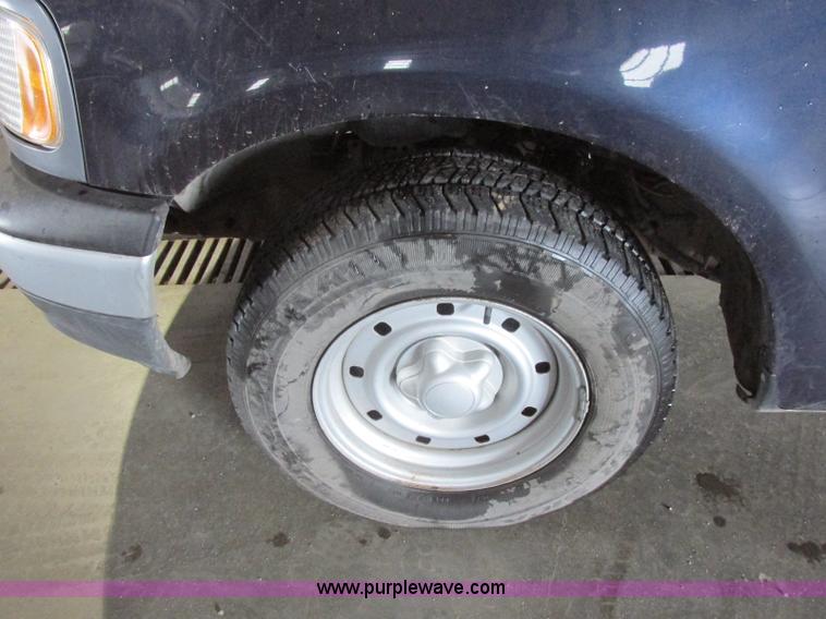 image for item J7984 2000 Ford F150 XL pickup truck