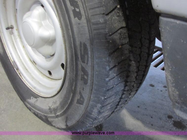 image for item J7984 2000 Ford F150 XL pickup truck