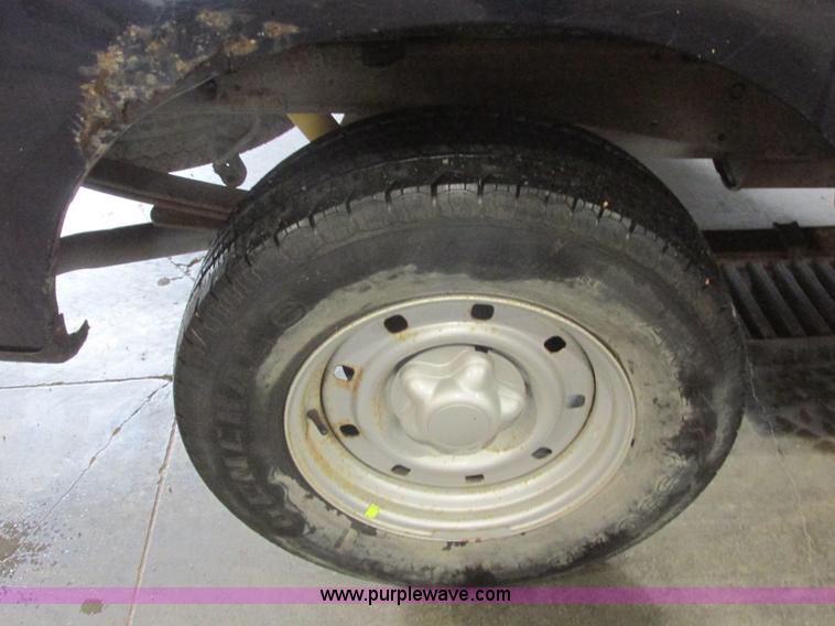 image for item J7984 2000 Ford F150 XL pickup truck