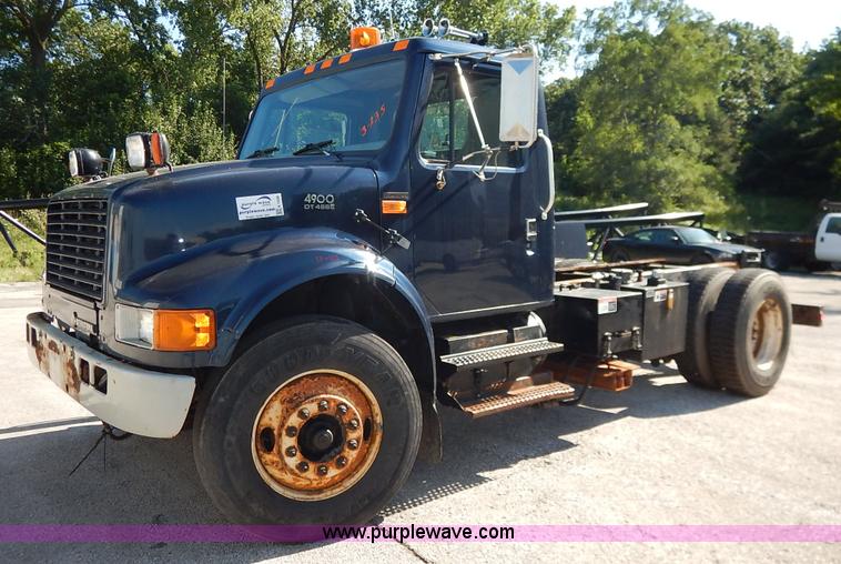 image for item K1508 2002 International 4900 semi truck