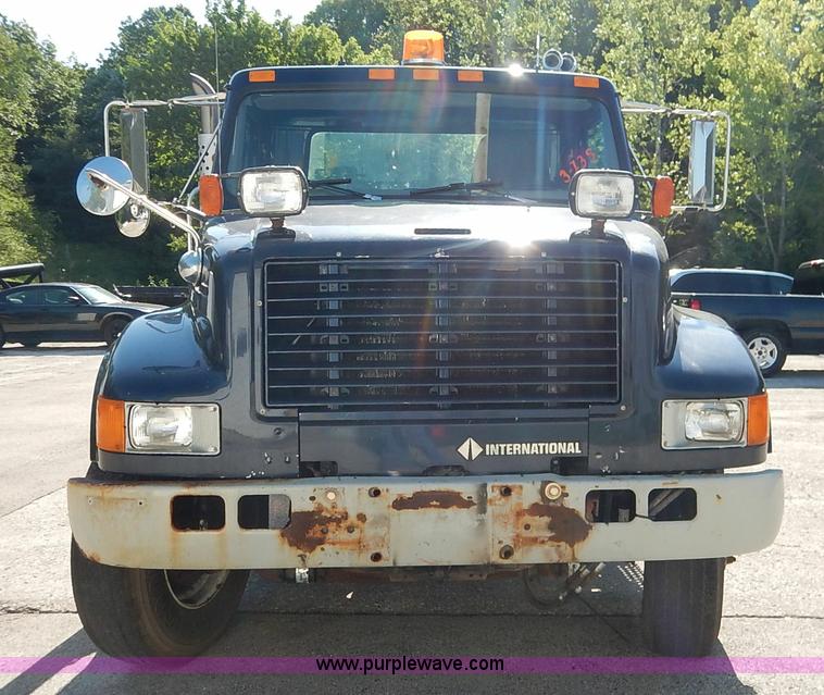 image for item K1508 2002 International 4900 semi truck