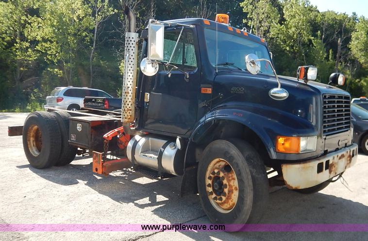 image for item K1508 2002 International 4900 semi truck