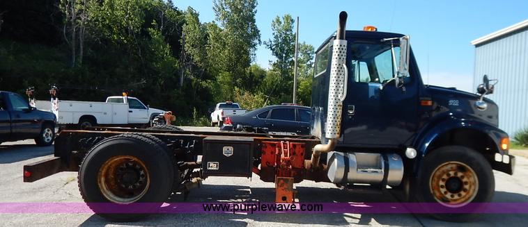 image for item K1508 2002 International 4900 semi truck