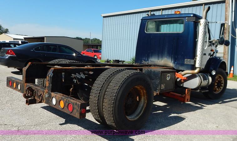 image for item K1508 2002 International 4900 semi truck