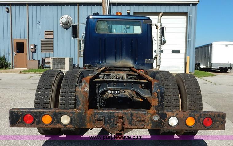 image for item K1508 2002 International 4900 semi truck