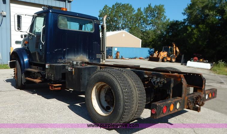 image for item K1508 2002 International 4900 semi truck