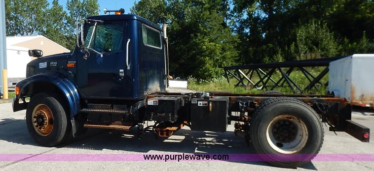 image for item K1508 2002 International 4900 semi truck