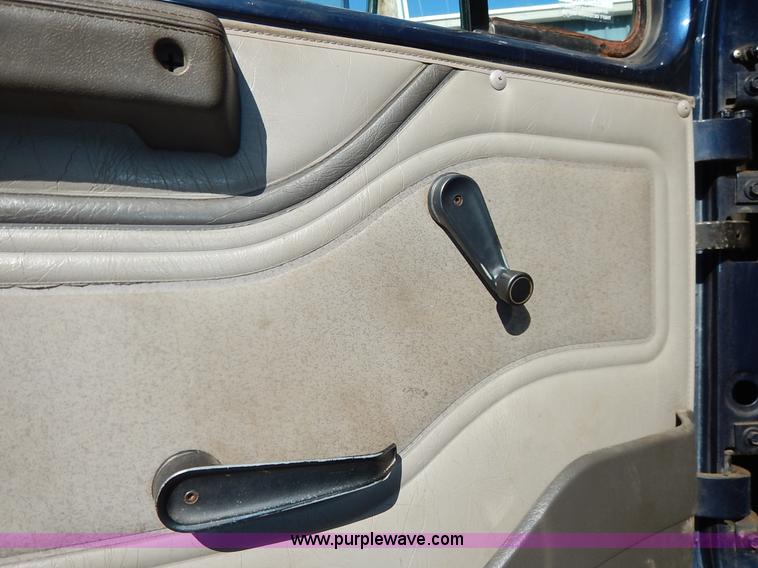 image for item K1508 2002 International 4900 semi truck