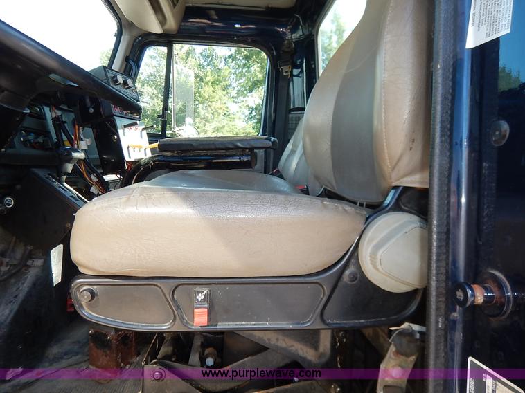 image for item K1508 2002 International 4900 semi truck