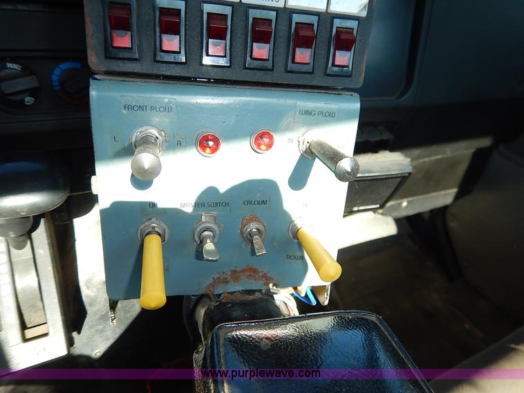 image for item K1508 2002 International 4900 semi truck