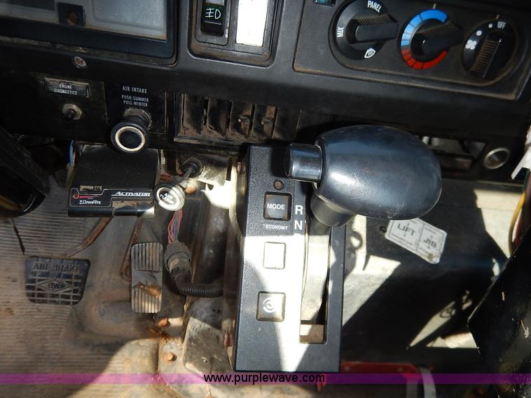 image for item K1508 2002 International 4900 semi truck