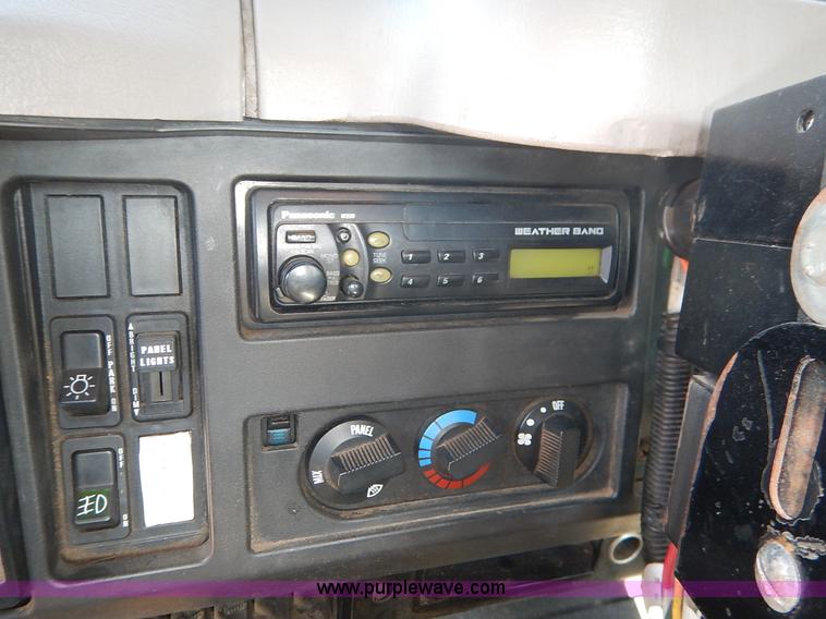 image for item K1508 2002 International 4900 semi truck