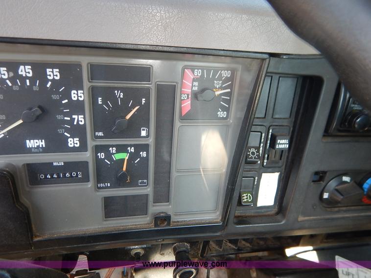 image for item K1508 2002 International 4900 semi truck