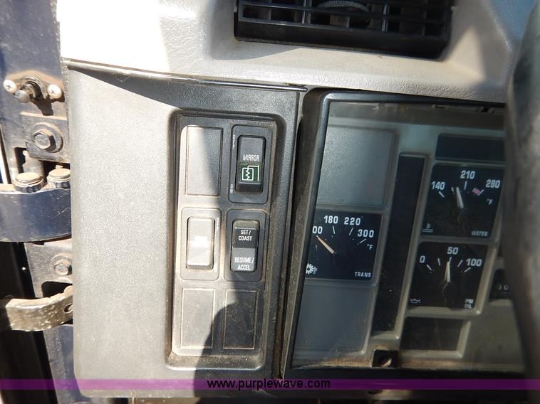 image for item K1508 2002 International 4900 semi truck