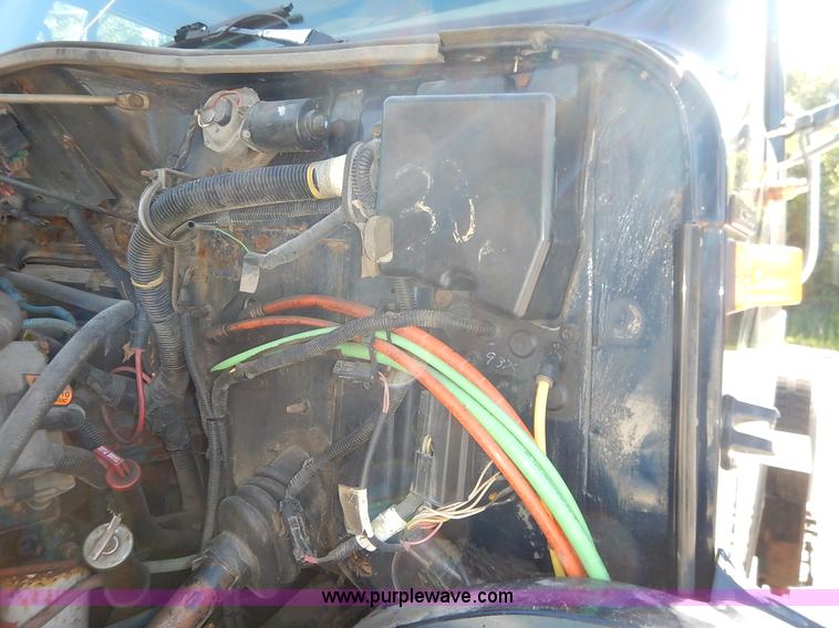 image for item K1508 2002 International 4900 semi truck