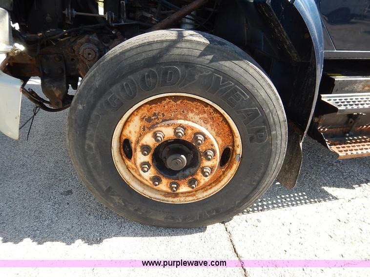 image for item K1508 2002 International 4900 semi truck