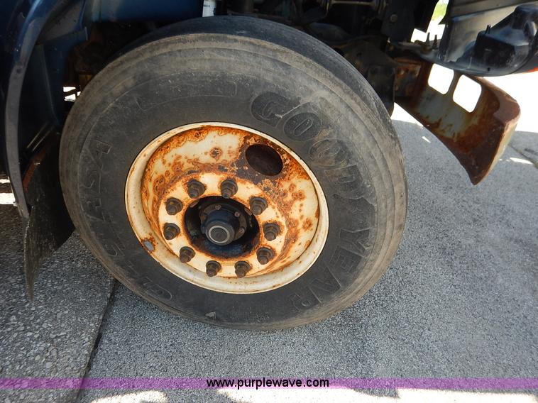 image for item K1508 2002 International 4900 semi truck