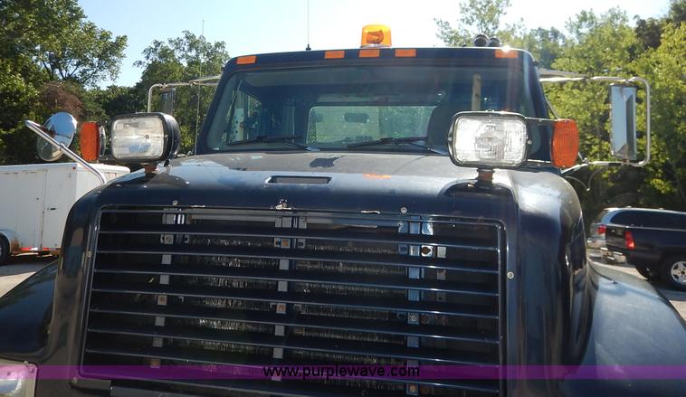 image for item K1508 2002 International 4900 semi truck