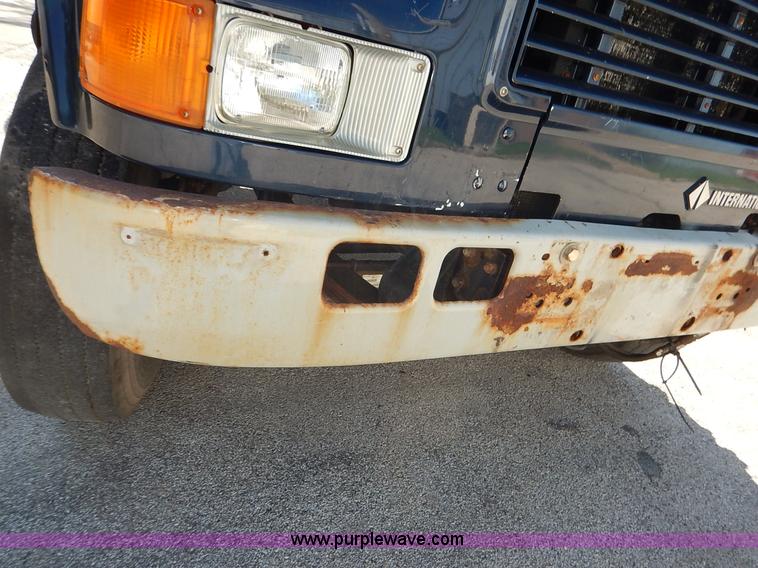 image for item K1508 2002 International 4900 semi truck