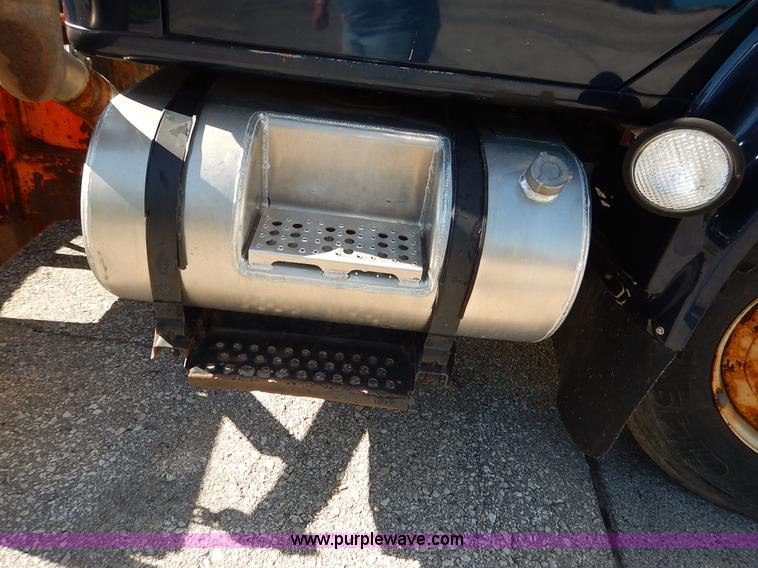 image for item K1508 2002 International 4900 semi truck