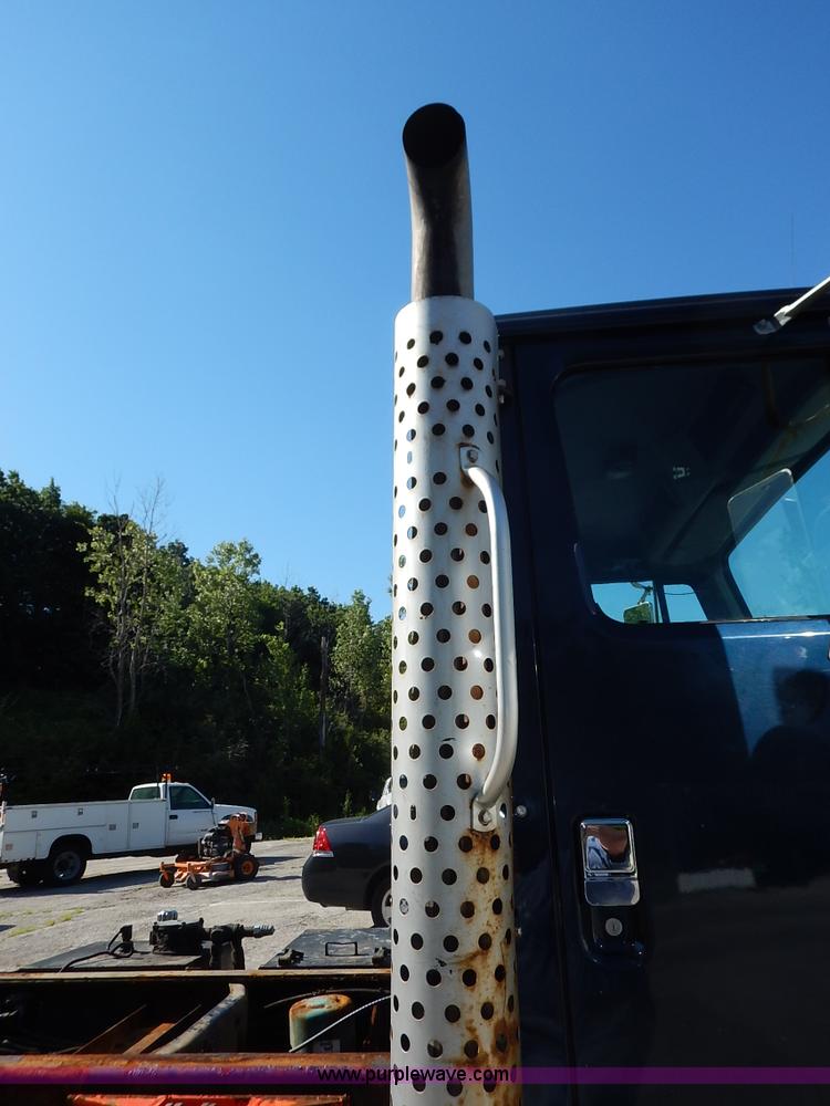 image for item K1508 2002 International 4900 semi truck