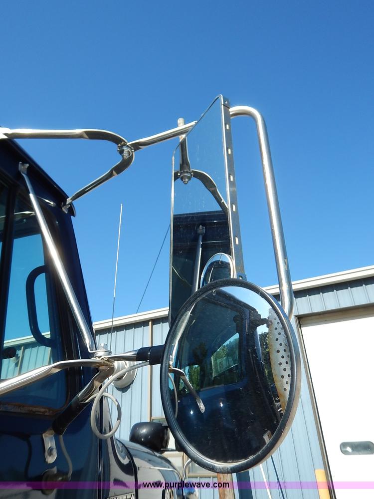 image for item K1508 2002 International 4900 semi truck