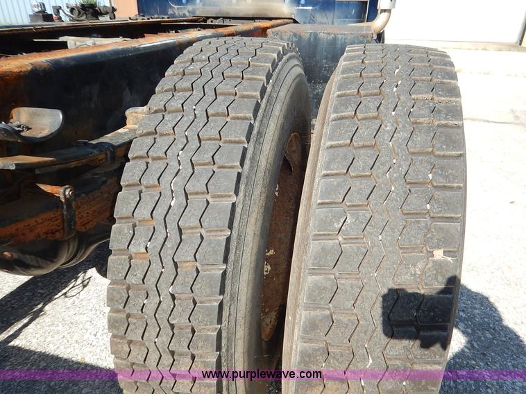 image for item K1508 2002 International 4900 semi truck