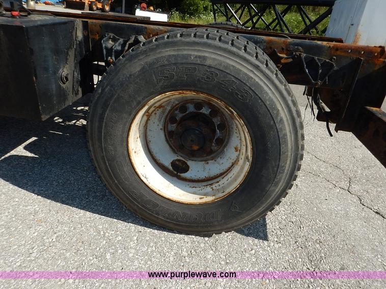 image for item K1508 2002 International 4900 semi truck