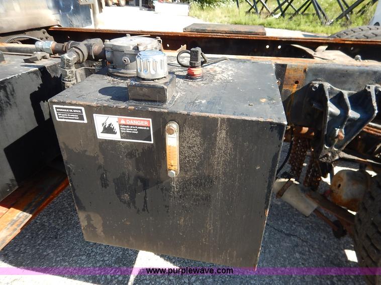 image for item K1508 2002 International 4900 semi truck