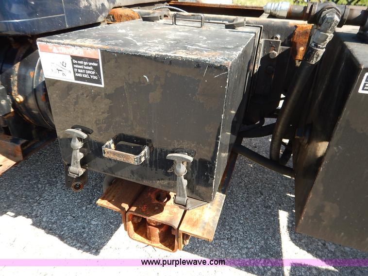 image for item K1508 2002 International 4900 semi truck