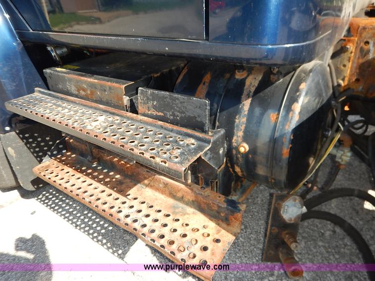 image for item K1508 2002 International 4900 semi truck