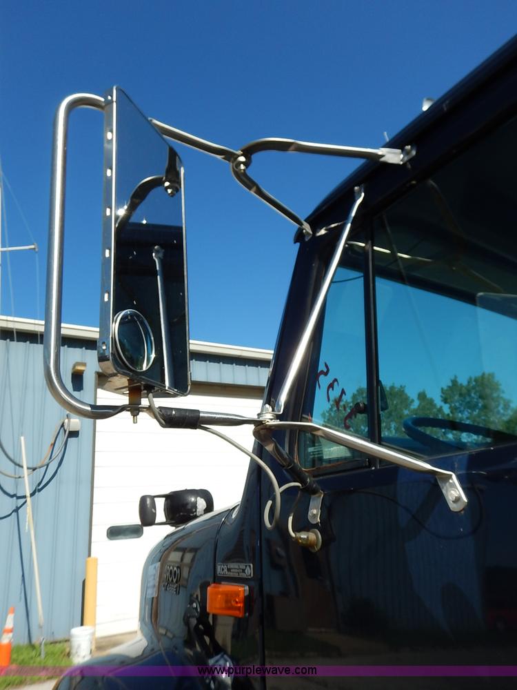 image for item K1508 2002 International 4900 semi truck