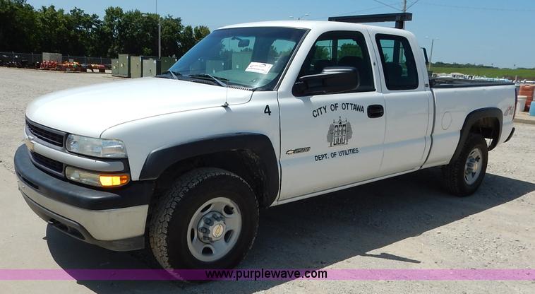 image for item K1535 2002 Chevrolet Silverado 2500 Ext. Cab pickup truck