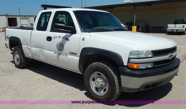 image for item K1535 2002 Chevrolet Silverado 2500 Ext. Cab pickup truck