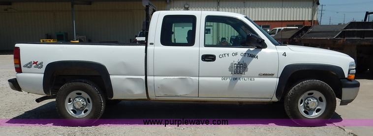 image for item K1535 2002 Chevrolet Silverado 2500 Ext. Cab pickup truck