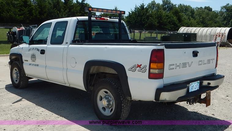 image for item K1535 2002 Chevrolet Silverado 2500 Ext. Cab pickup truck