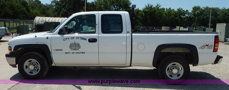 image for item K1535 2002 Chevrolet Silverado 2500 Ext. Cab pickup truck
